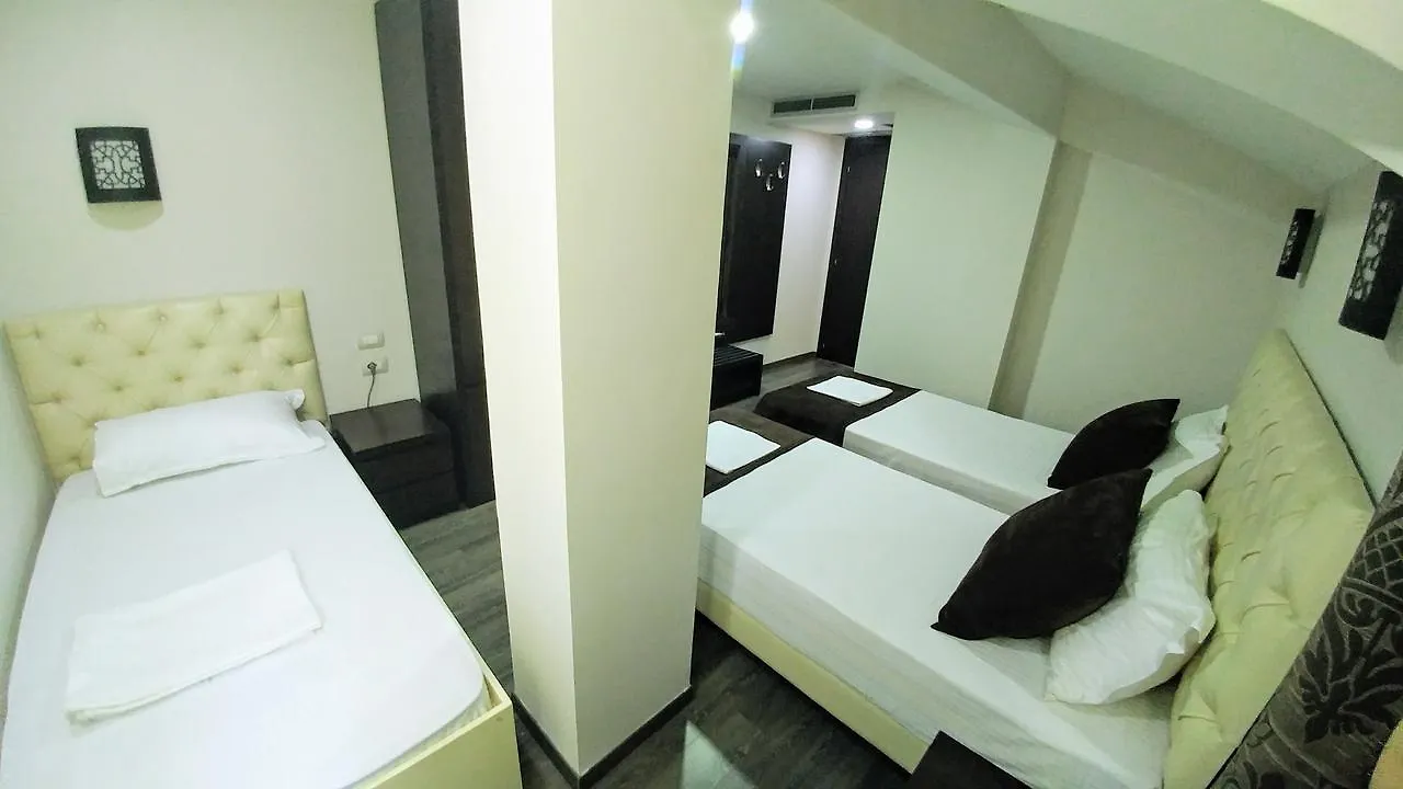 Hotel Town House تيرانا